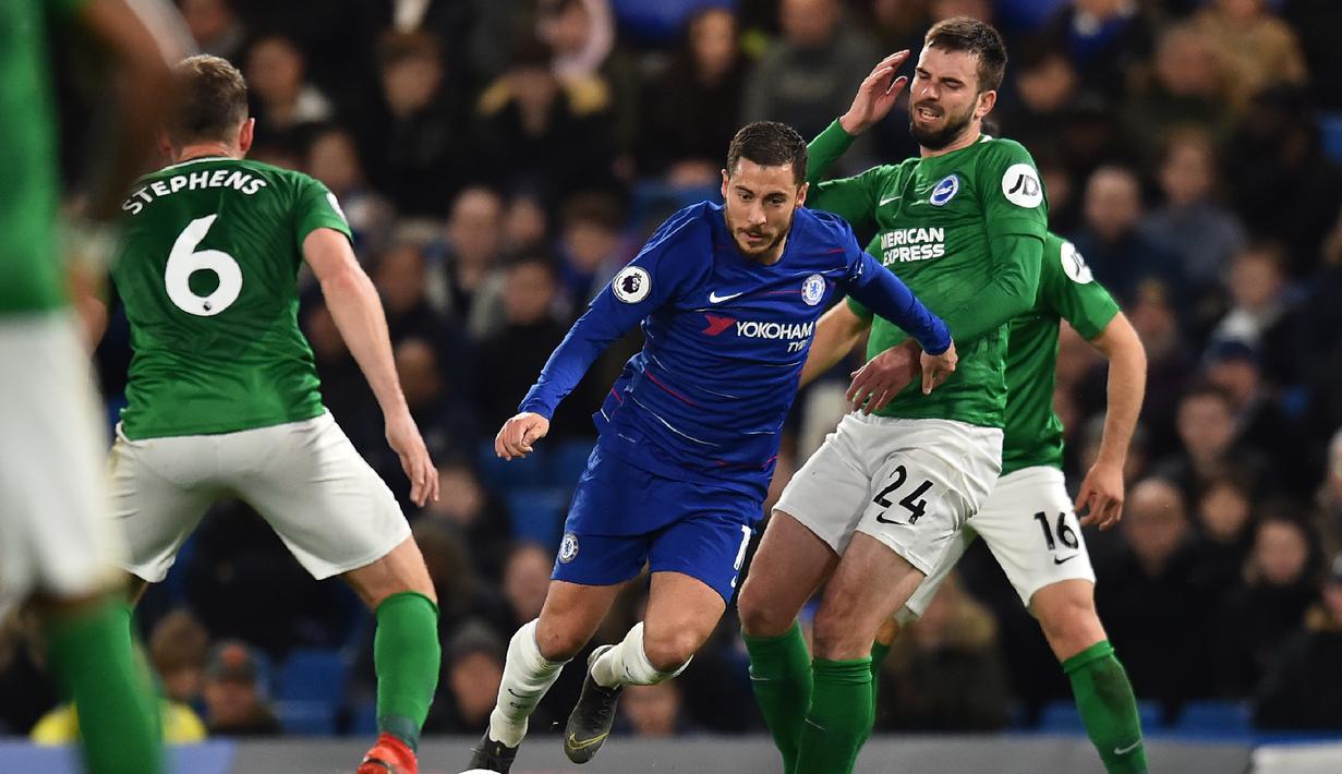 Aksi Eden Hazard melewati pemain Brighton pada laga lanjutan Premier League yang berlangsung di Stadion Stamford Bridge, London, Kamis (4/4). Chelsea menang 3-0 atas Brighton Albion. (AFP/Glyn Kirk)