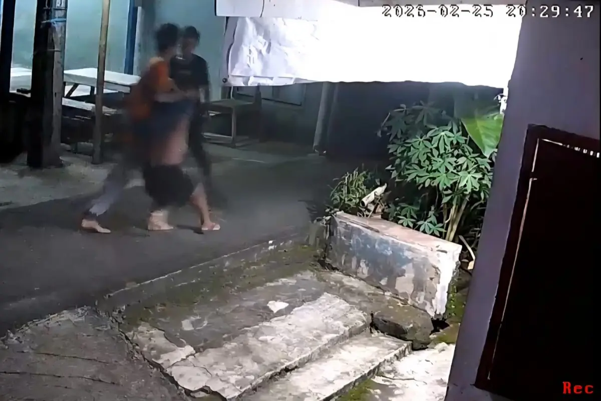 Tangkapan layar CCTV yang sempat merekam penganiaan anak dibawah umur usai kalah lomba balap lari di wilayah Curug, Cimanggis, Depok (Istimewa)