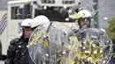 Polisi dilempari telur oleh peternak dan petani yang melakukan aksi protes saat pertemuan Menteri-menteri Eropoa di Brussels, Belgia, 7 September 2015. Aksi tersebut menuntut bantuan harga murah dan biaya yang tinggi. (REUTERS/Eric Vidal)