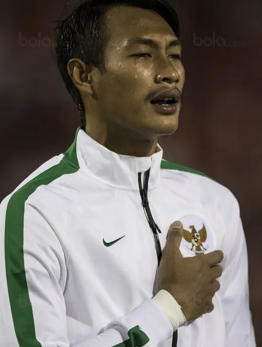 Kapten Timnas Indonesia, Hansamu Yama, menangis sebelum melawan Vietnam pada laga SEA Games di Stadion MPS, Selangor,Selasa (22/8/2017). Kedua negara bermain imbang 0-0. (Bola.com/Vitalis Yogi Trisna)