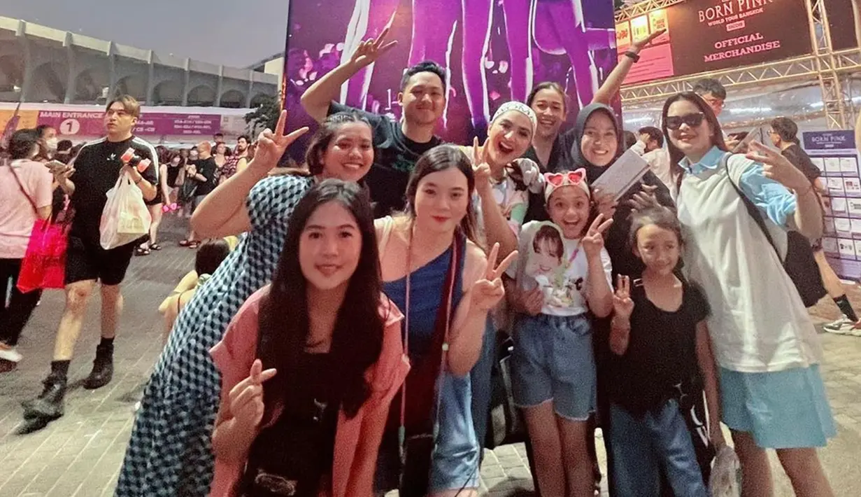 Tak sendiri, Ashanty diketahui menonton konser Blackpink dengan teman-temannya. dirinya pun tampak begitu bahagia selama konser berlangsung. (Liputan6.com/IG/@ashanty_ash)