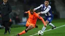 Pemain Liverpool, Georginio Wijnaldum berebut bola dengan pemain FC Porto, Alex Telles dalam leg pertama babak 16 besar Liga Champions di Stadion Do Dragao, Kamis (15/2). Liverpool sukses menundukkan Porto dengan skor 5-0. (AP/Luis Vieira)