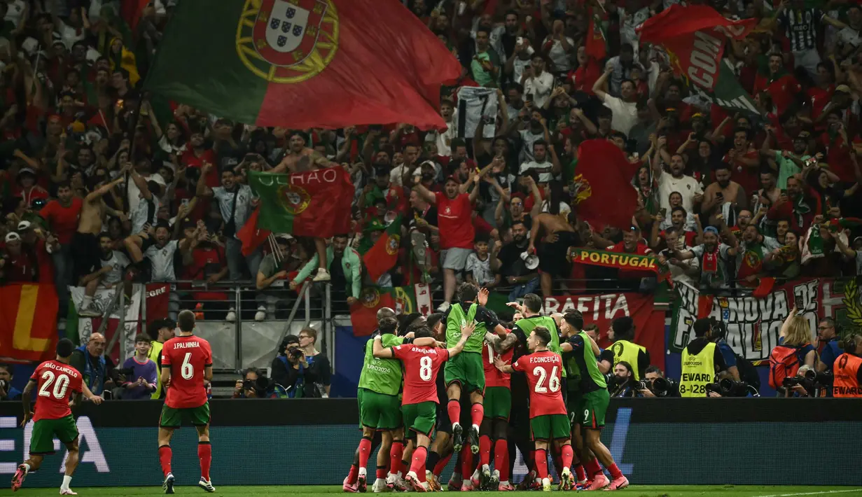 Penampilan apik penjaga gawang Portugal Diogo Costa berhasil menggagalkan tiga penalti pemain Slovenia. Portugal menang 3-0. (Angelos Tzortzinis/AFP)