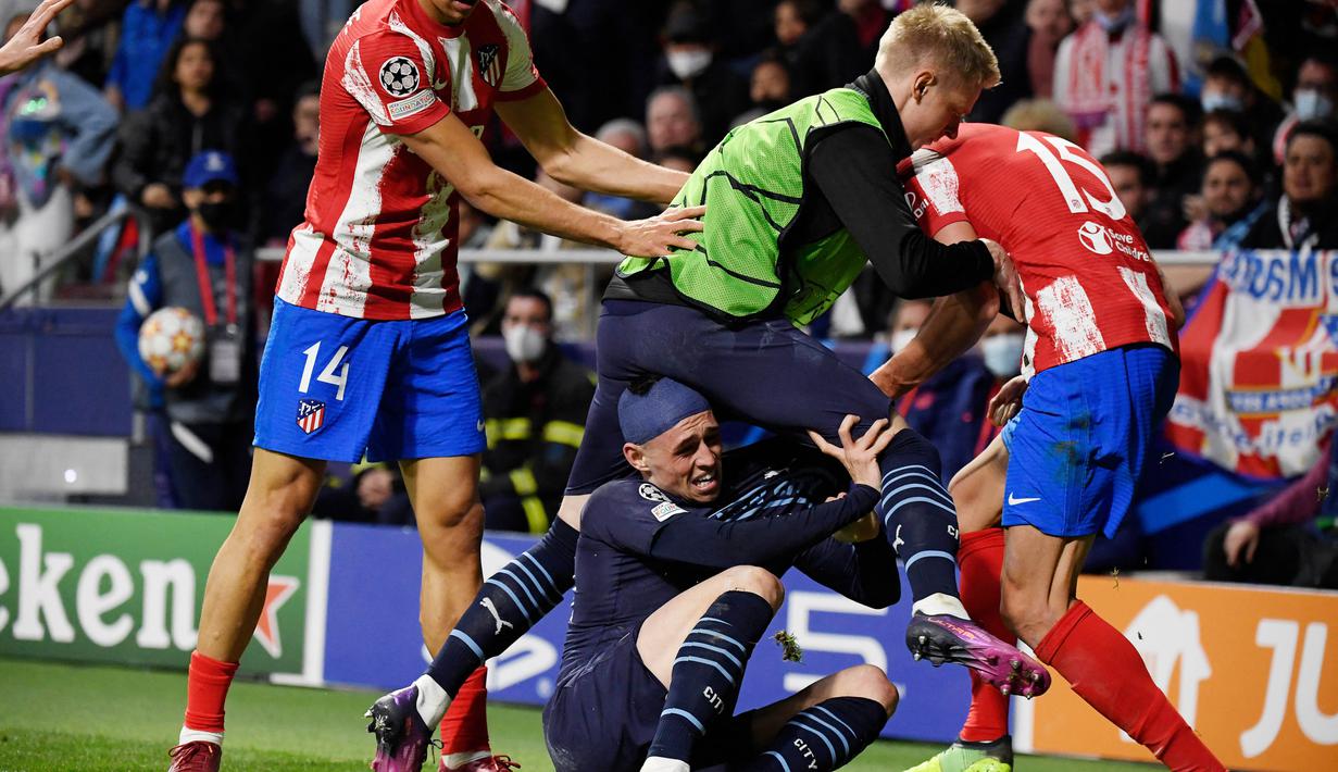 Para pemain dari kedua tim nampak melakukan kontak fisik satu sama lain di akhir laga. Hasilnya, hujan kartu kuning beserta satu kartu merah untuk Felipe tercipta di akhir pertandingan. (AFP/Oscar Del Pozo)