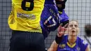 Pevoli putri Bandung BJB Tandamata, Wilda Siti NS melakukan smash saat melawan Jakarta Mandiri Popsivo Polwan di pertandingan PLN Mobile Proliga 2022, Padepokan Voli Jenderal Polisi Kunarto, Sentul, Bogor, Minggu (9/1/2022). Bandung BJB Tandamata unggul 3-2. (Liputan6.com/Helmi Fithriansyah)
