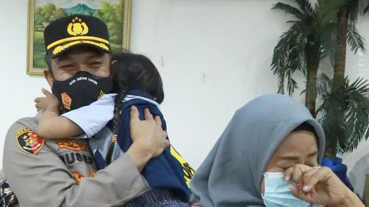 Kapolrestabes Surabaya  tiba-tiba dipeluk oleh seorang anak difabel berusia dini. Anak tersebut ditinggal ayahnya meninggal akibat Covid-19.