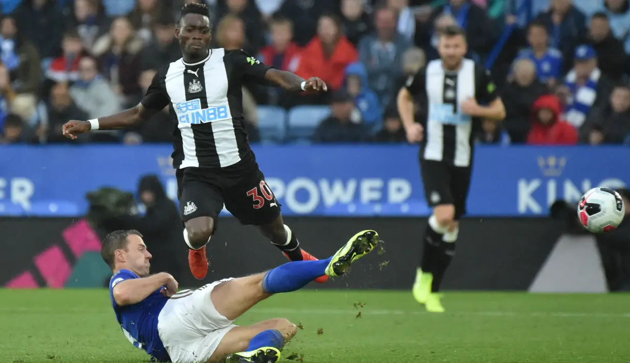 Pemain Leicester City Jonny Evans (kiri) berusaha merebut bola dari pemain Newcastle United Atsu Christian pada pertandingan Liga Inggris di Stadion King Power, Leicester, Inggris, Minggu (29/9/2019). Leicester membantai Newcastle 5-0. (AP Photo/Rui Vieira)