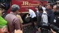 Menteri Perhubungan Budi Karya Sumadi memecahkan kendi menandakan telah beroprasinya Jabodetabek Residence Connexion di Jakarta, Selasa (14/2). (Liputan6.com/Faizal Fanani)