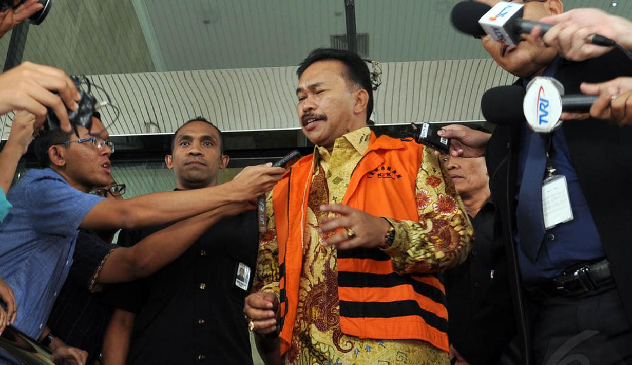 Raja Bonaran Situmeang saat menjawab pertanyaan awak media di Gedung KPK, Jakarta, (15/10/14). (Liputan6.com/Miftahul Hayat) 