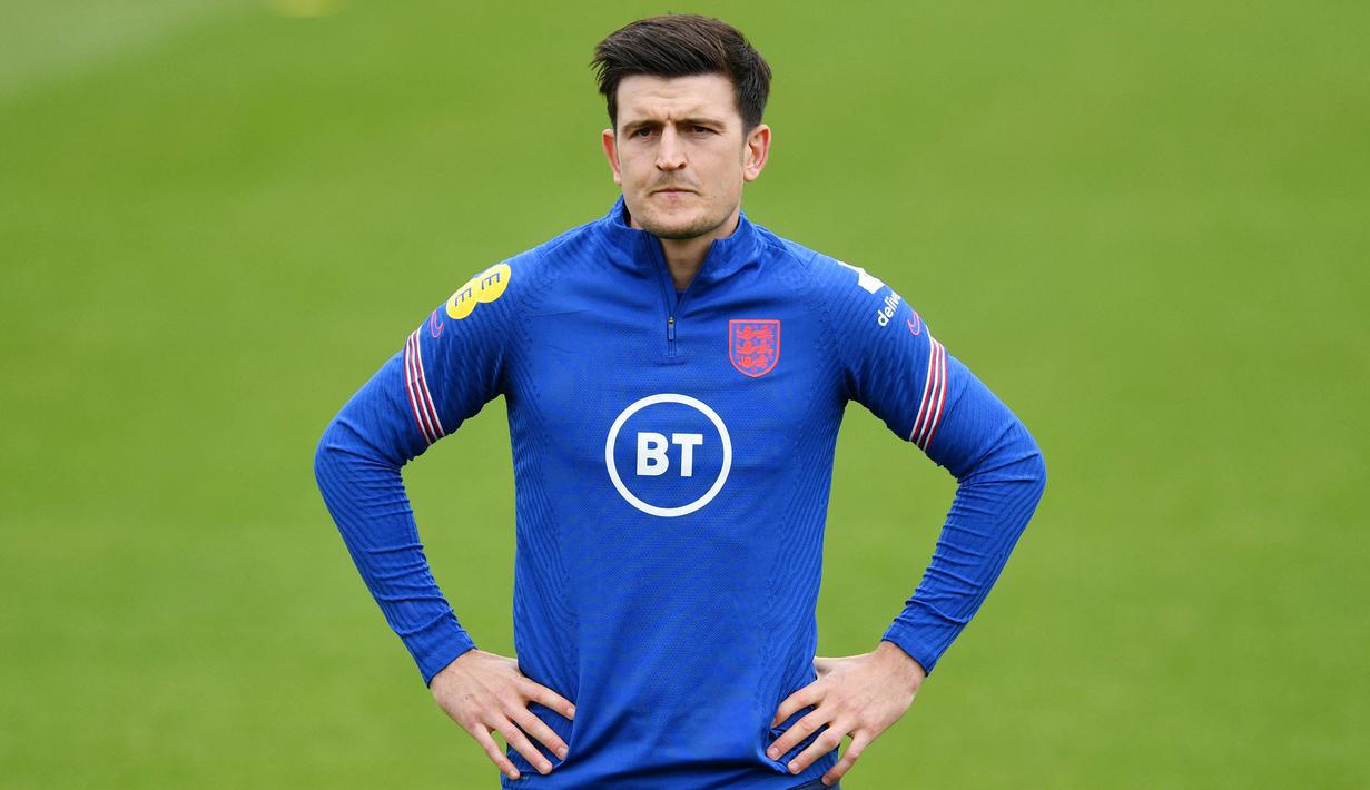 Sempat ada kekhawatiran Harry Maguire akan absen dalam Euro 2020. Namun, sang pemain tetap masuk dalam 26 nama pemain yang dibawa Gareth Bale ke Euro 2020, tapi tidak tampil dalam dua laga pemanasan Timnas Inggris saat menghadapi Austria dan Romania. (Foto: AFP/Justin Tallis)