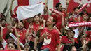 Ekspresi suporter saat mendukung Timnas Indonesia pada laga semifinal AFF Cup 2016 melawan Vietnam di Stadion Pakansari, Bogor, (03/12/2016). (Bola.com/Nicklas Hanoatubun)
