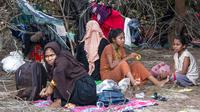 Etnis Rohingya beristirahat di pantai setelah kapal mereka terdampar di Pulau Idaman, Aceh Timur, Aceh, Jumat (4/6/2021). Jumlah pengungsi Rohingya yang berangkat dari Bangladesh menggunakan kapal tersebut sebanyak 90 orang, namun delapan orang meninggal. (AP Photo/Zik Maulana)