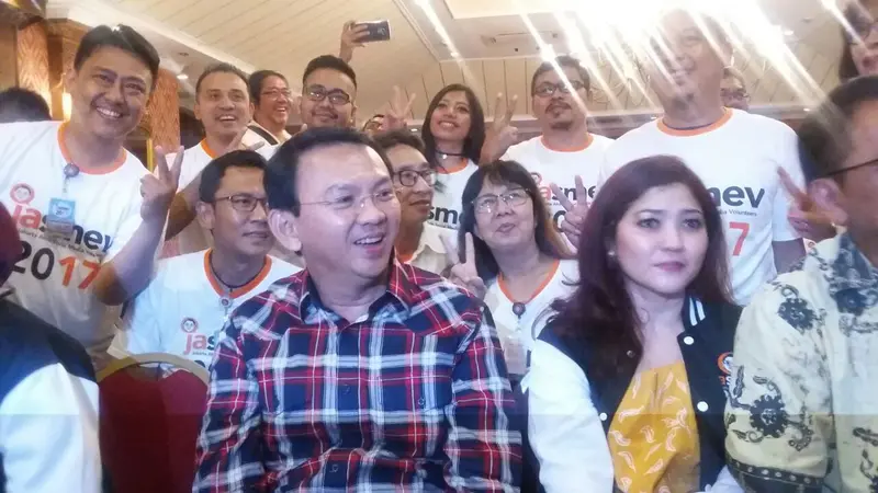 Ahok bertemu relawannya usai demo 4 November. 