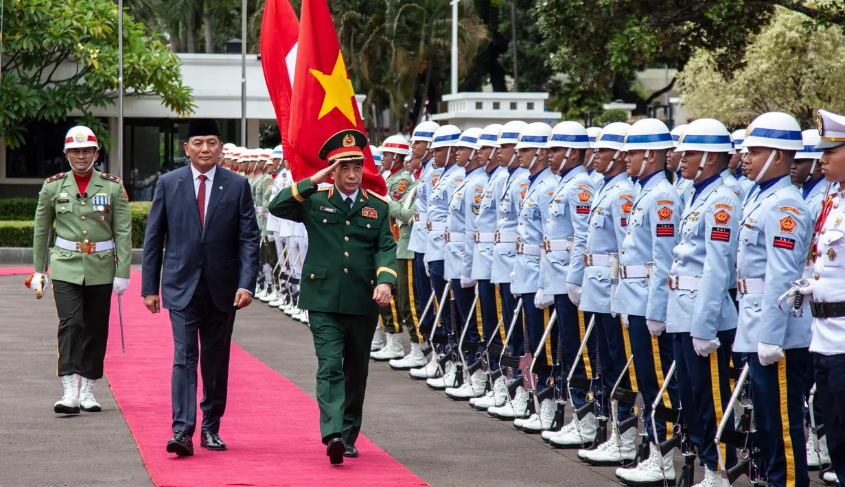 Menteri Pertahanan Republik Indonesia, Sjafrie Sjamsoeddin (tengah) bersama Menteri Pertahanan Nasional Vietnam Phan Van Gang (kanan) memeriksa pasukan jajar kehormatan di Kementerian Pertahanan di Jakarta pada Senin, 10 Maret 2025. (Aditya Irawan/AFP)