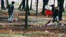 Para petugas sedang membersihkan sampah di kawasan Monas, Jakarta, Senin (27/10/2014). (Liputan6.com/Faizal Fanani)