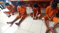 Pelaku Pembacokan Di Pasar Induk Rau Kota Serang Di Tangkap Satreskrim Polres Serang Kota. (Rabu, 24/03/2021). (Liputan6.com/Yandhi Deslatama).