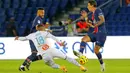 Pemain Paris Saint-Germain (PSG), Angel Di Maria, berebut bola dengan pemain Marseille, Jordan Amavi, pada laga Ligue 1 di di Stade de France, Senin (14/9/2020). PSG takluk 0-1 dari Marseille. (AP Photo/Michel Euler)
