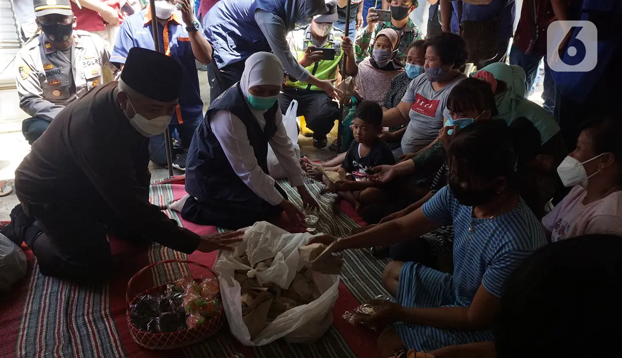 Gubernur Jawa Timur, Khofifah Indar Parawansa berbincang dengan warga terdampak gempa di posko pengungsian Dusun Krajan, Majangtengah, Dampit, Kabupaten Malang, Minggu (11/4/2021). Khofifah juga meninjau kondisi rumah-rumah yang rusak berat di kawasan tersebut. (merdeka.com/Nanda F. Ibrahim)