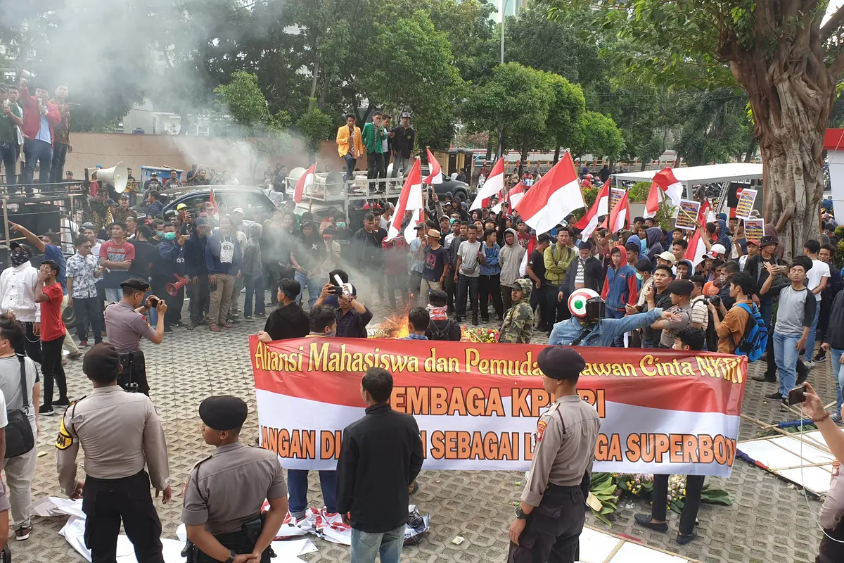 Demo berlangsung ricuh di depan gedung KPK, Jumat (13/9/2019). (Liputan6.com/ Nanda Perdana Putra).