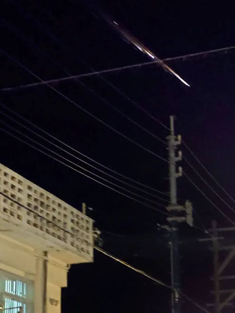 Foto yang diambil oleh seorang saksi menunjukkan bola api misterius bergerak melintasi langit malam di Kadena, Prefektur Okinawa pada Rabu malam.