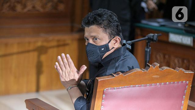 Ferdy Sambo Peluk Putri Candrawathi di Ruang Sidang