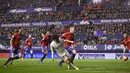 Aksi pemain Real Madrid, Isco (engah) melepaskan tembakan ke gawang melewati pemain Osasuna  pada lanjutan La Liga di El Sadar stadium, Pamplona, (11/2/2017). Isco menyumbang satu gol saat Real Madrdi menang 3-1. (AP/Alvaro Barrientos)