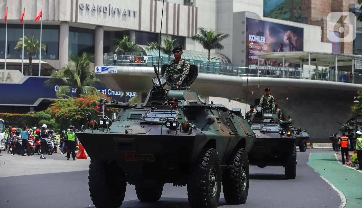 <p>TNI mengerahkan 4.630 personel dan 130 alutsista dalam HUT ke-78 TNI dengan tema "TNI Patriot NKRI Pengawal Demokrasi untuk Indonesia Maju". (Liputan6.com/Angga Yuniar)</p>