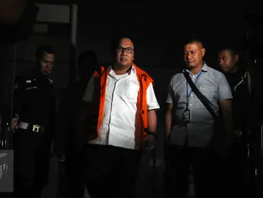 Basuki Hariman saat akan meninggalkan gedung KPK usai menjalani pemeriksaan terkait penyuapan Hakim MK, Patrialis Akbar, Jakarta, Jumat (27/1). Basuki diduga memberi suap senilai USD 20 ribu dan SGD 200 ribu. (Liputan6.com/Helmi Fithriansyah)