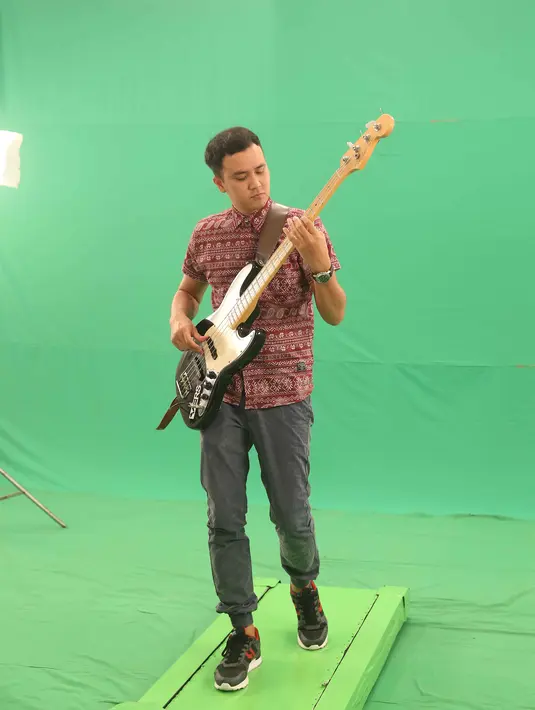Banyak gambar yang akan ditampilkan dalam video klip ini membuat Lyla merasa kesulitan karena harus bisa berekspresi sesuai dengan gambar yang akan ditampilkan. Seperti Dennis sang bassis yang sedang dalam pengambilan gambar ini. (Nurwahyunan/Bintang.com)