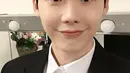 Keputusan Lee Jong Suk terkait dengan penundaan wamilnya ini dikarenakan aktor tampan ini ingin lebih dulu menyelesaikan tanggung jawabnya sebagai mahasiswa sebelum disibukkan dengan kegiatan wamil nanti.  (Instagram/jongsuk0206)