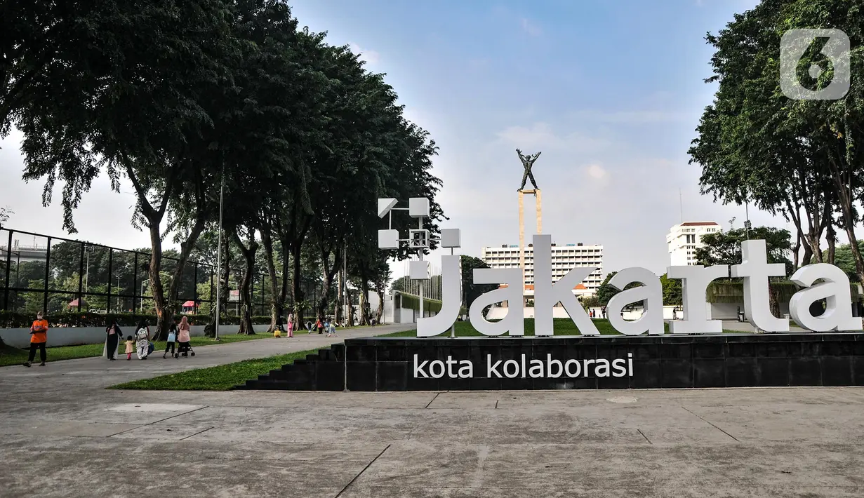 Suasana Lapangan Banteng, Jakarta Pusat, Minggu (19/6/2022). Sejak kembali dibuka usai pandemi COVID-19 mereda, Lapangan Banteng kian ramai didatangi warga Jakarta dan menjadi salah satu lokasi wisata alternatif untuk menghabiskan waktu bersama keluarga serta sarana olahraga. (merdeka.com/Iqbal S. Nugroho)