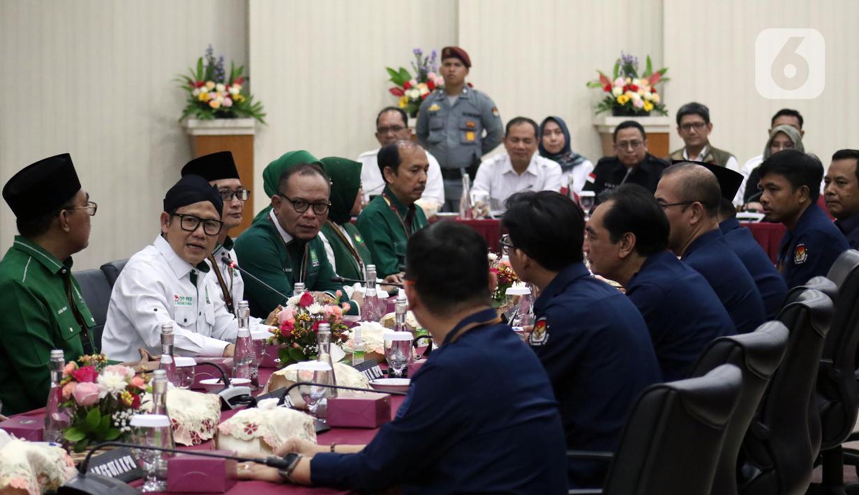 Sebelum menyerahkan berkas Bakal Calon Legislatif (Bacaleg), Ketua Umum Partai Kebangkitan Bangsa (PKB) Muhaimin Iskandar (kiri) menyempatkan menyapa pewarta di Gedung KPU RI, Jakarta, Sabtu (13/5/2023). (Liputan6.com/Helmi Fithriansyah)