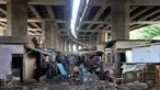 Aktivitas warga Kolong Tol Pluit, Jakarta, (3/1). Permukiman liar di kolong tol Pluit segera dibereskan dan tidak perlu melayangkan surat sosialisasi hingga tiga kali surat peringatan untuk membereskan kawasan tersebut. (Liputan6.com/Gempur M Surya)