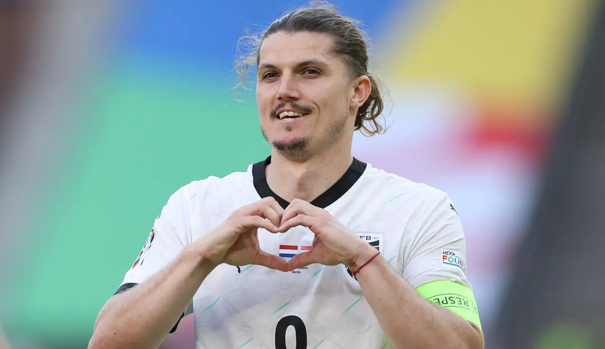 Pemain Austria,Marcel Sabitzer, melakukan selebrasi setelah mencetak gol ke gawang Belanda pada pertandingan terakhir grup D Euro 2024. (AFP/Ronny Hartmann)