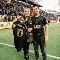 Melihat outfit Agnez Mo yang tampil edgy saat ditunjuk jadi kapten sepak bola (instagram/agnezmo)