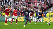 Ousmane Dembele dari PSG mencetak gol dari titik penalti yang menjadi gol pembuka timnya selama pertandingan final Liga Champions antara Paris Saint-Germain dan Arsenal di Budapest, Hongaria, Sabtu, 30 Mei 2026. (AP Photo/Andreea Alexandru)