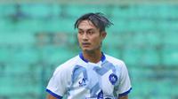 Bek Arema FC, Ahmad Alfarizi, dengan penampilan warna rambut yang berbeda dalam situasi pandemi COVID-19. (Bola.com/Iwan Setiawan)