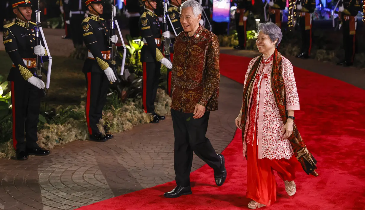 Perdana Menteri Singapura Lee Hsien Loong, kiri, dan istrinya Ho Ching tiba untuk menghadiri Gala Dinner KTT ke-43 ASEAN di Hutan Kota GBK, Jakarta, Rabu (6/9/2023). (Mast Irham/Pool Photo via AP)