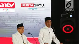 Capres nomor urut 01 Joko Widodo dan Cawapres Ma'ruf Amin menyampaikan visi dan misi selama Debat Pilpres 2019 kelima, Jakarta, Sabtu (13/4). Debat kelima merupakan debat terakhir dalam masa kampanye dan mengambil tema Ekonomi, Kesejahteraan Sosial, Keuangan dan Investasi. (Liputan6.com/Johan Tallo)