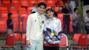Pevoli Indonesia Alfin Daniel Pratama (kiri) berfoto bersama dengan kekasihnya yang juga penerjemah Timnas voli putra Thailand, McEntee Catherine, di Stadion Indoor Hua Mak, Jumat (19/12/2025). Pasangan pevoli Indonesia, Alfin Daniel Pratama dan penerjemah timnas voli putra Thailand, McEntee Catherine kedapatan saling memberikan dukungan usai laga sengit final voli putra SEA Games 2025 di Stadion Indoor Hua Mak, Jumat (19/12/2025). (Bola.com/Bagaskara Lazuardi)