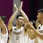 Para pebasket Indonesia memberikan aplaus usai pertandingan melawan Korea Selatan pada laga Asian Games di Hall Basket GBK, Jakarta, Selasa (14/8/2018). Indonesia takluk 65-104 dari Korsel. (Bola.com/Peksi Cahyo)