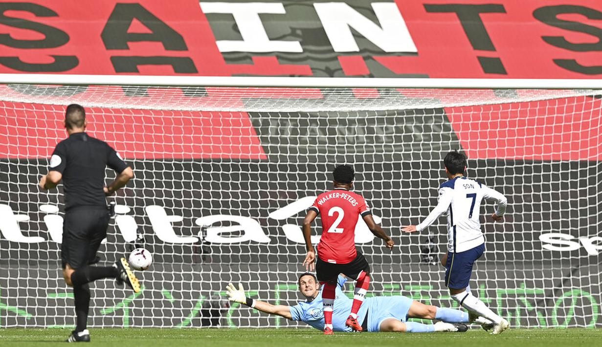 Pemain Tottenham Hotspur Son Heung-min (kanan) mencetak gol ke gawang Southampton pada pertandingan Liga Premier Inggris di Stadion St. Mary, Southampton, Inggris, Minggu (20/9/2020). Tottenham menekuk Southampton 5-2, Son Heung-min menyumbang empat gol. (Justin Tallis/Pool via AP)