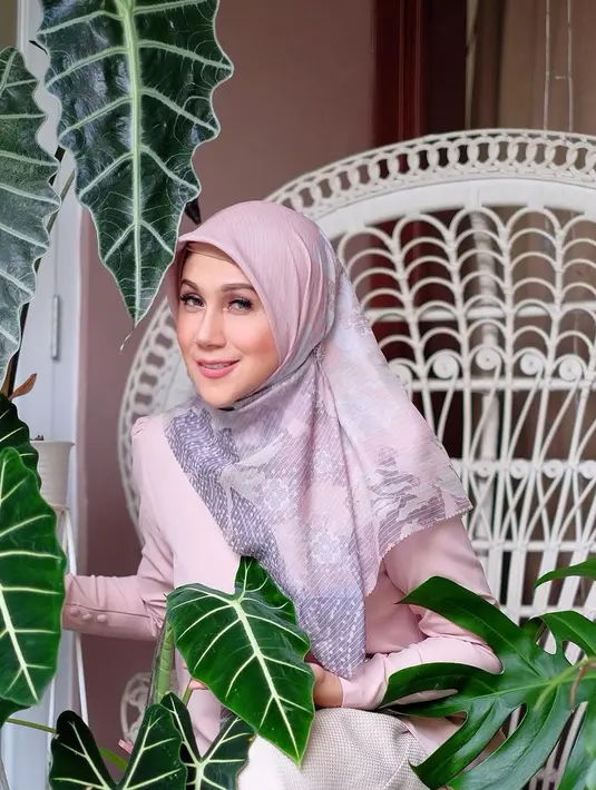 "Tp bener ya usia itu hanya angka. Dulu waktu usia ku 20 an, engga kuat lari 5 km, karena life style amburadul, sering begadang, shooting sampe pagi, dll (maklum masa muda," ungkap Marini. (Instagram/monaratuliu)