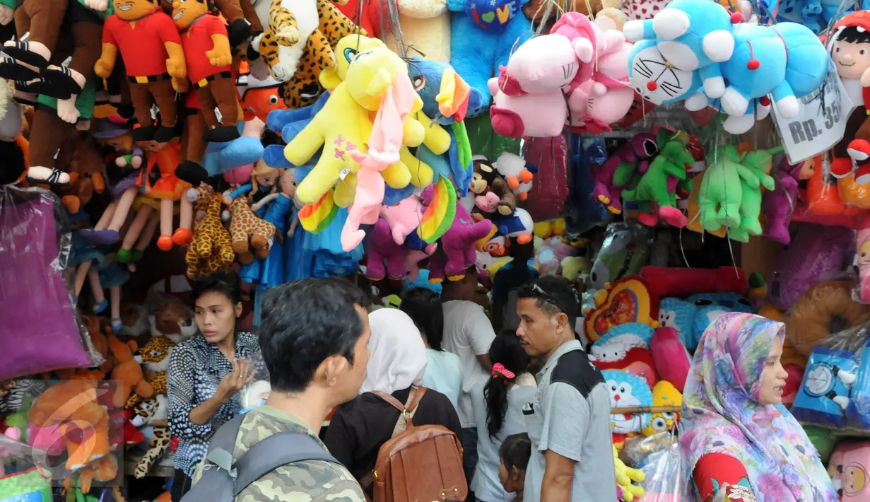 Kios boneka Ragunan dipadati pembeli, Jakarta, Minggu (27/12/2015). Pedagang mengaku omset penjualan pada Libur Natal kali ini melonjak 3x lipat dari pada biasanya. (Liputan6.com/Helmi Afandi)