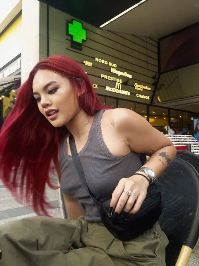 6 Potret Terbaru Shafa Harris dengan Rambut Merah Terang, Curi Perhatian