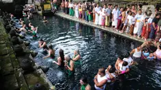Wisatawan antri membersihkan diri (melukat) di Pura Tirta Empul, Desa Tampaksiring, Gianyar, Bali, jumat (6/5/20222). Dalam sehari, lebih dari 2.000 wisatawan berkunjung ke obyek wisata spiritual i yang menjadi salah satu primadona di Pulau Bali ini. (merdeka.com/Arie Basuki)