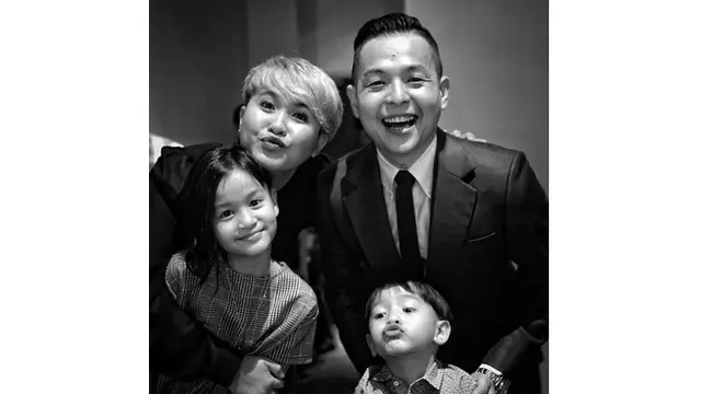 Rayakan Ulang Tahun ke-38, Ini 6 Momen Kebersamaan Ernest Prakasa dan Keluarga