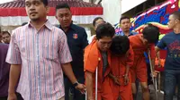 Tiga tersangka pembunuhan sopir taksi online ditangkap polisi di beberapa lokasi di Palembang (Liputan6.com / Nefri Inge)
