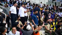 Presiden Jokowi menyaksikan pertandingan cabang olahraga lari estafet regu putra dan putri dalam kompetisi SAC Indonesia di Stadion Madya Gelora Bung Karno, Jakarta. (Biro Pers Sekretariat Presiden/Lukas)