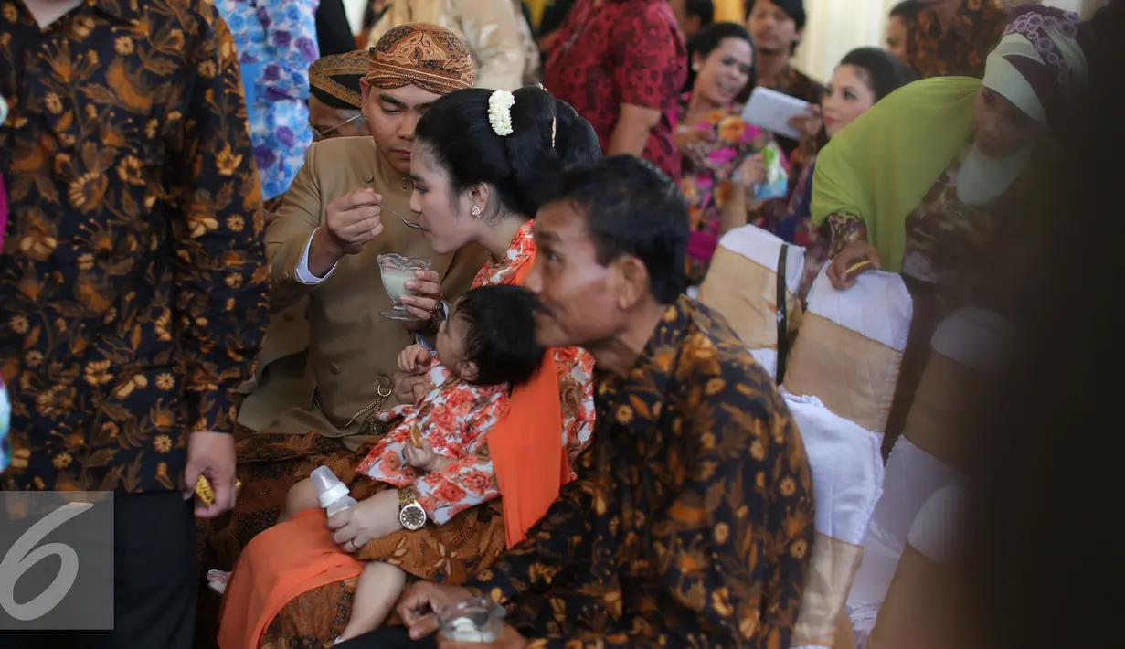 Sejumlah tamu menikmati dawet usai prosesi sade dawet (jual dawet) di depan rumah kontrakan mempelai wanita di Jalan Kutai Raya, Banjarsari, Solo, Jateng, Rabu (10/6/2015). (Liputan6.com/Faizal Fanani)